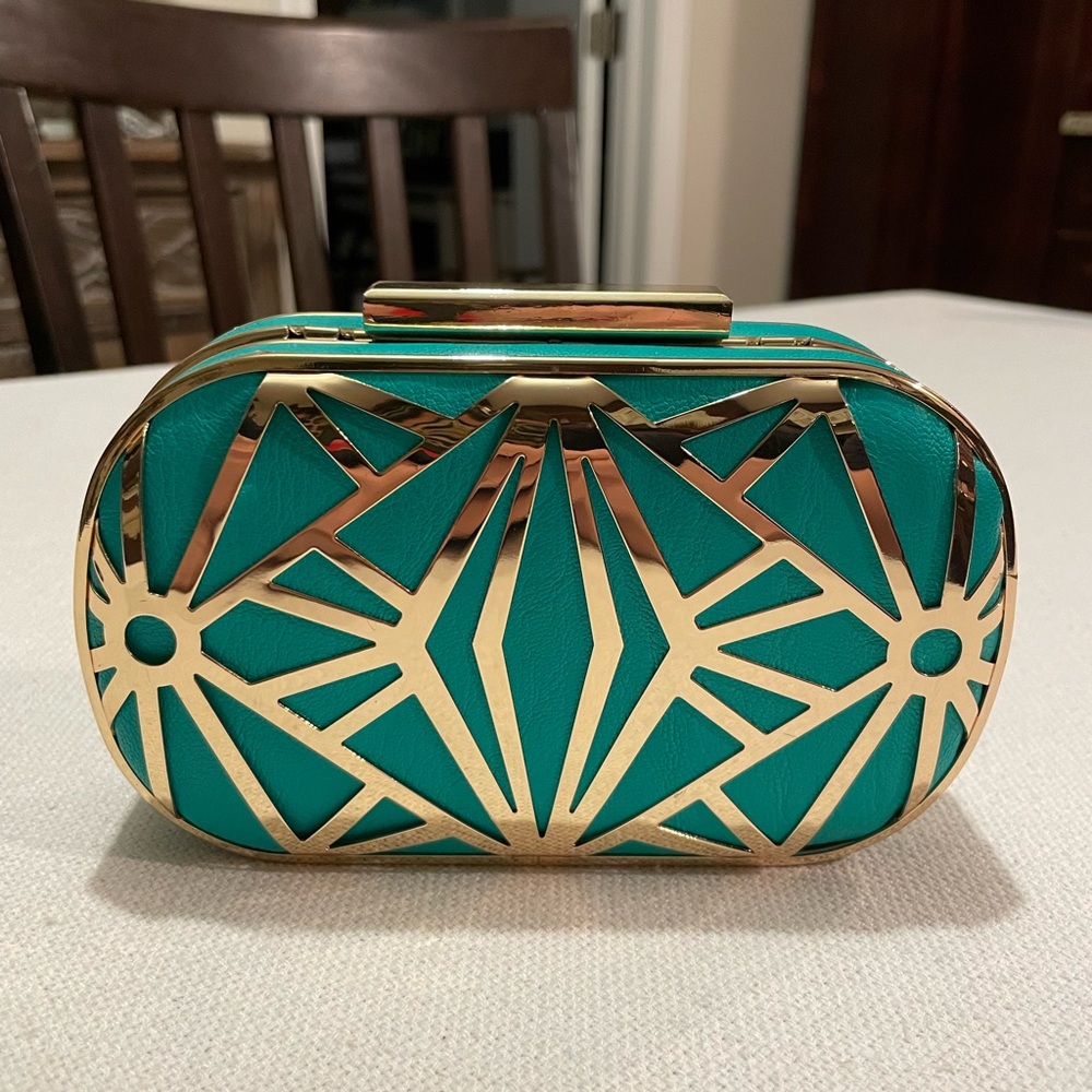 NWOT  AlDO womens clutch with detachable shoulder chain